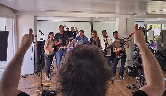http://arbia.org.ar/imagenes/milei_canta1.jpg